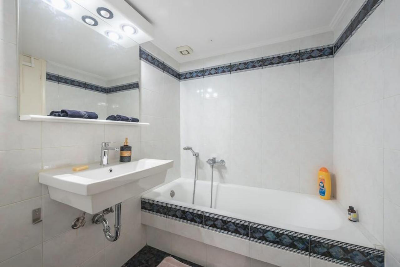 Central 3Br Apartment Next To Panormou Metro! Athens Luaran gambar